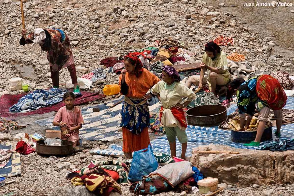 Familias lavando en río. Marruecos