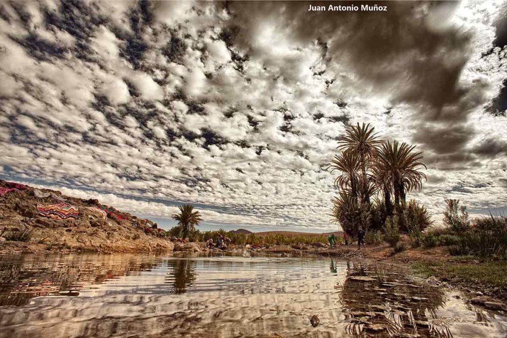Lavando en río. Marruecos